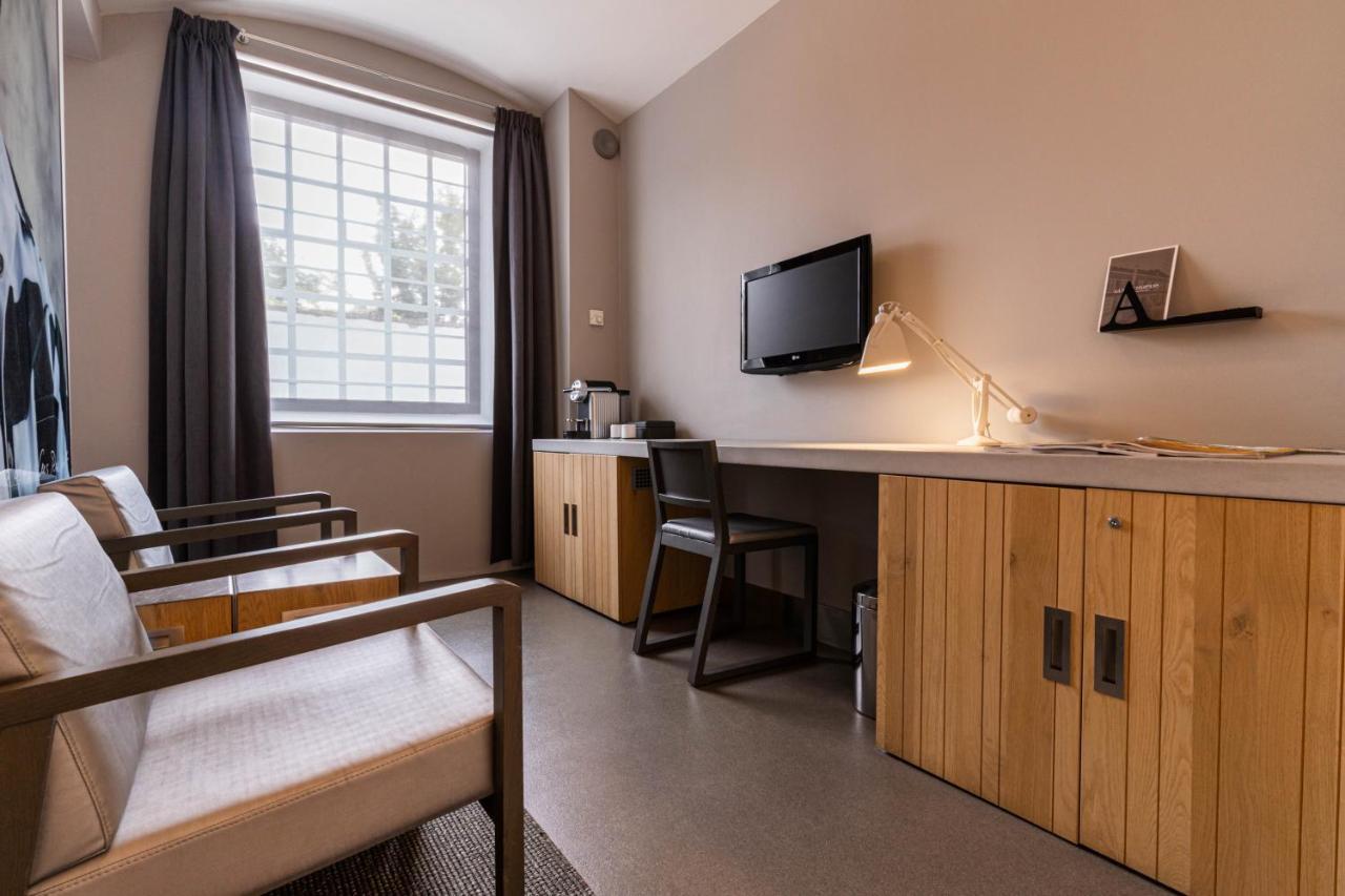 Het Arresthuis Roermond Exterior photo A typical room at the hotel